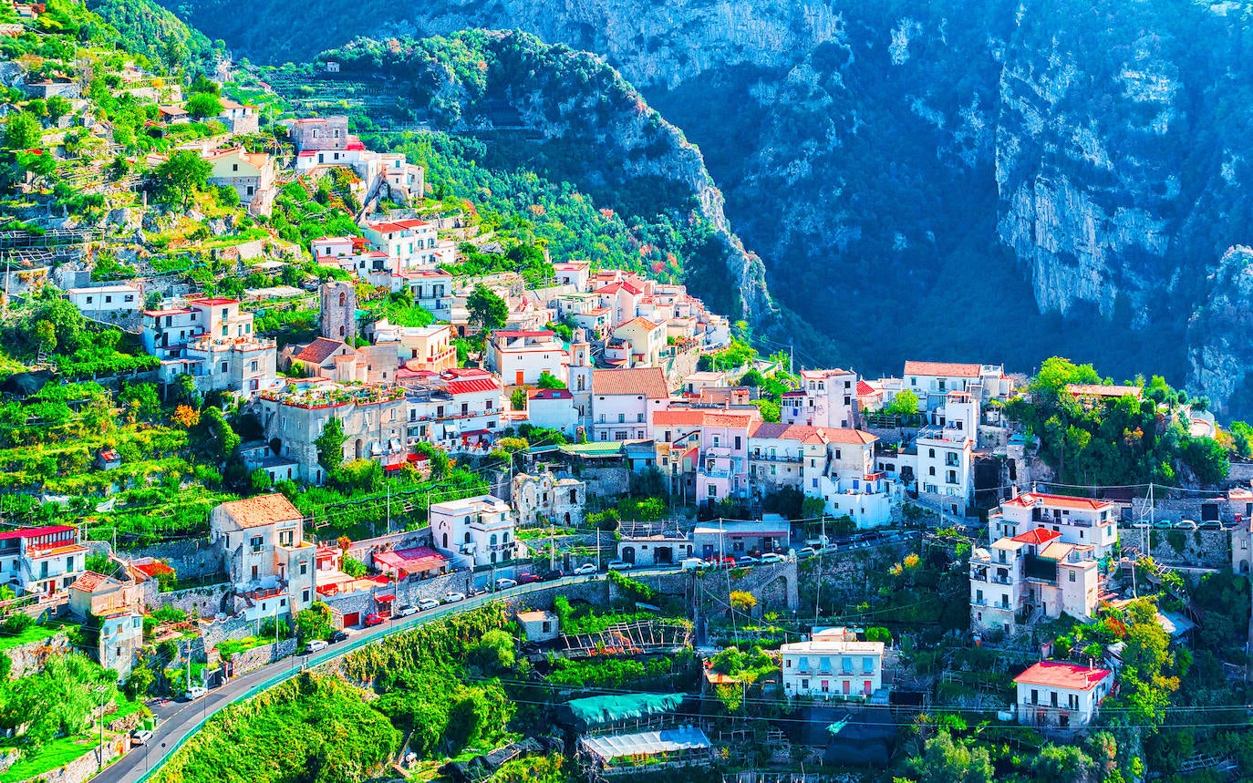 Ravello (Costa Amalfitana - Campania - Italia). Gran cantidad de personajes famosos han transitado por sus calles: Wagner, Virginia Wolf, Gore Vidal, Lauren Bacall, Paul Newman, Greta Garbo, Jacqueline Kennedy o Tennessee Williams entre otros.