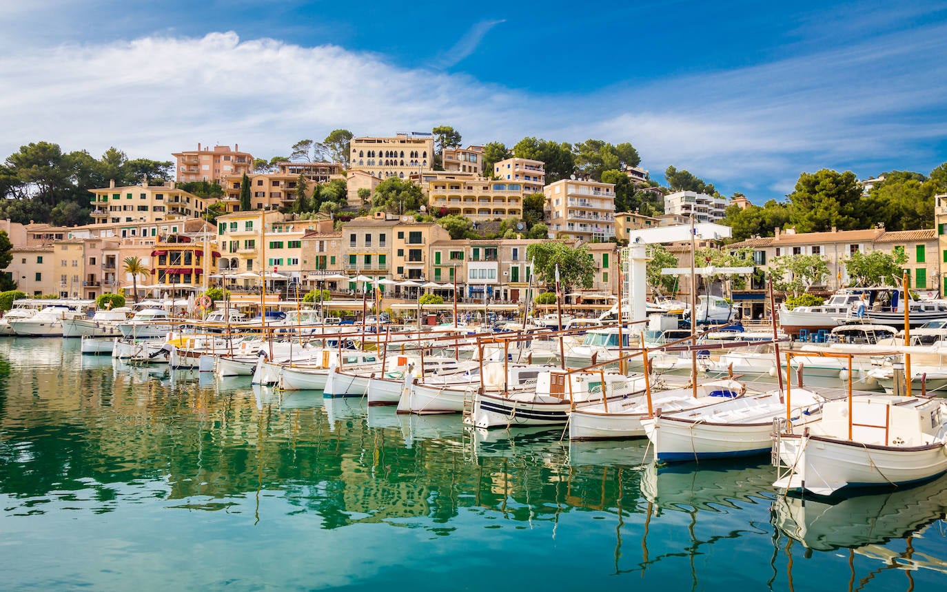 Sóller (Mallorca - Islas Baleares - España). Lo más peculiar y popular de Sóller sea el tranvía histórico que desde 1913 une montaña y mar.