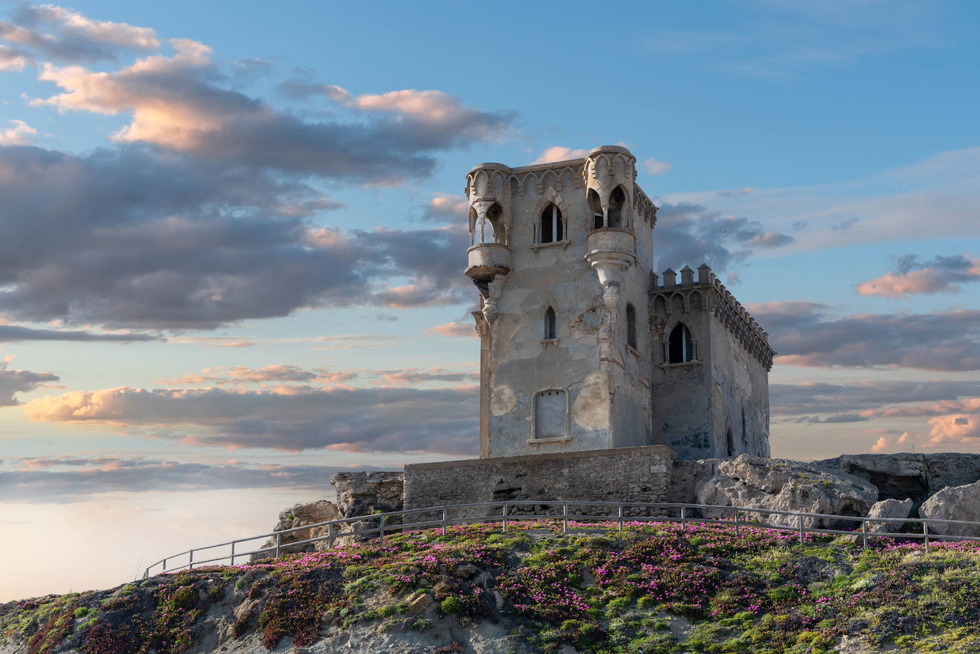 Tarifa (Cádiz - Andalucía - España). Es la punta más meridional de España, abierta al Mediterráneo y al Atlántico, la más próxima a Marruecos (14 km.) y seguramente la más ventosa.