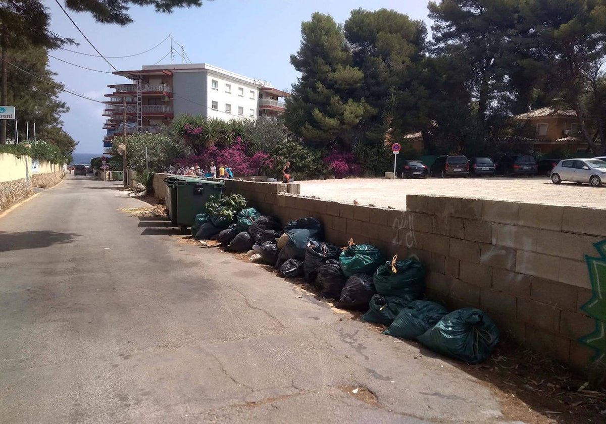 Bolsas de basura junto a un contenedor este verano.