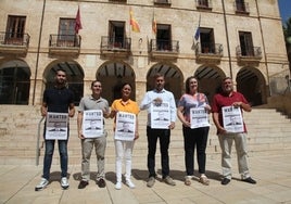 Los representantes de Compromís con el cartel dedicado al conseller Rovira.