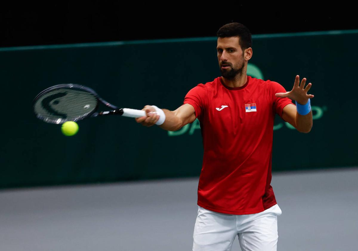 El serbio Novak Djokovic durante el entrenamiento en la Fonteta.