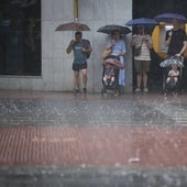 Una fuerte tromba de agua en Valencia atasca carreteras y cierra colegios