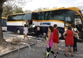 Autobús en el CCE Rosa Llàcer de Castellar, el pasado martes.