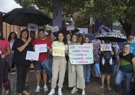 Protesta en el CEIP Forn d'Alcedo por los problemas en el transporte escolar.