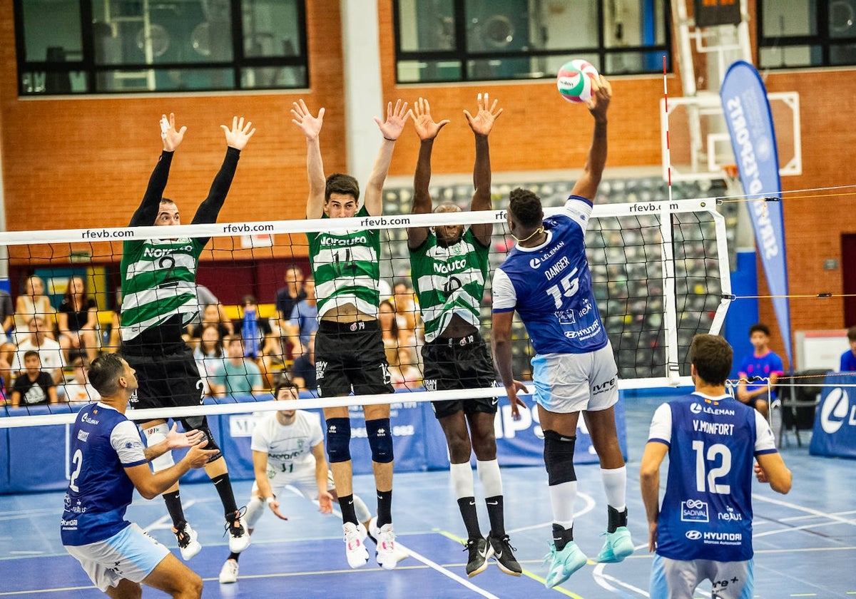 Una acción del partido Léleman Conqueridor-Sporting de Portugal del pasado Trofeu Ciutat de València.