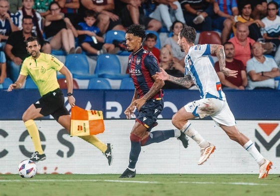 Fabricio Santos, debutante en el encuentro liguero ante el Espanyol, aportó frescura a un equipo muy superado.