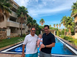 Federico junto a su hijo Simón y su nieto.