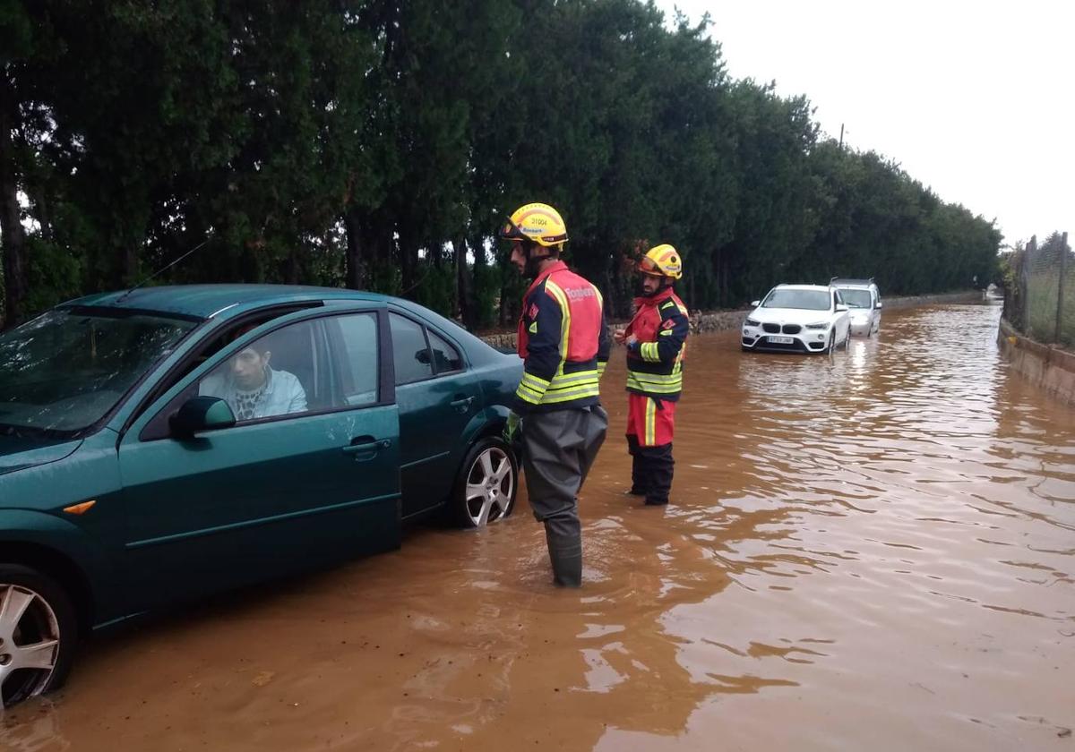 Los equipos de emergencia trabajando en Dénica, donde las carreteras se han inundado.