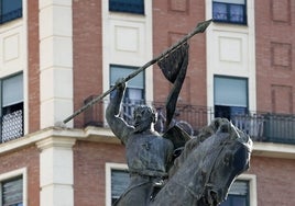 Escultura de El Cid en la Gran Vía de Ramón y Cajal.