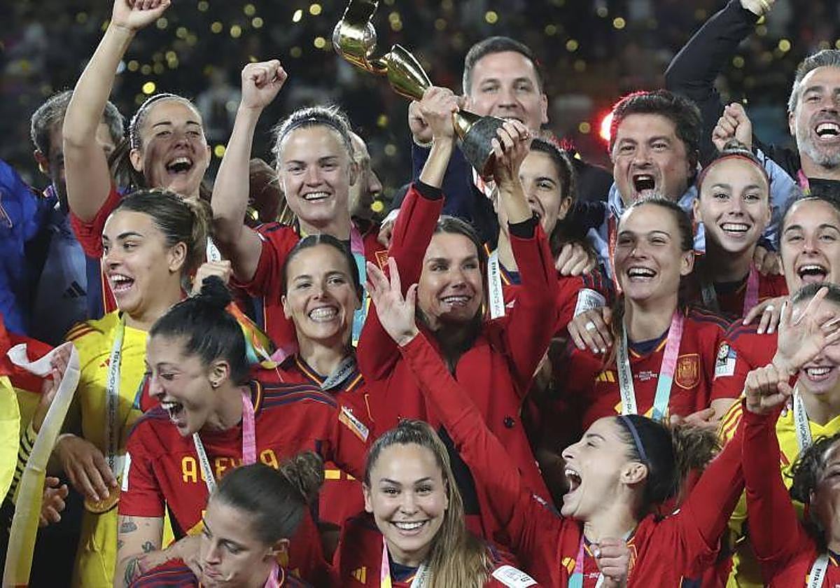 Las campeonas del mundo celebran el título.