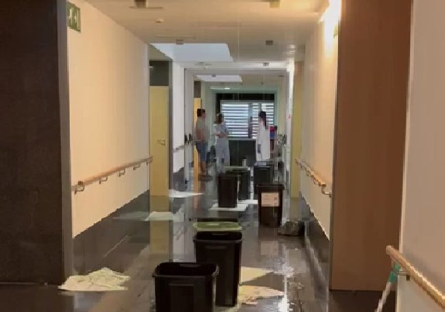 Captura de pantalla de un vídeo que muestra las goteras en los pasillos del hospital.