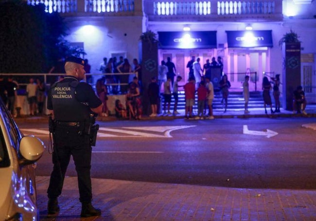 Un policía patrulla a las puertas de la discoteca de la Creu Coberta.