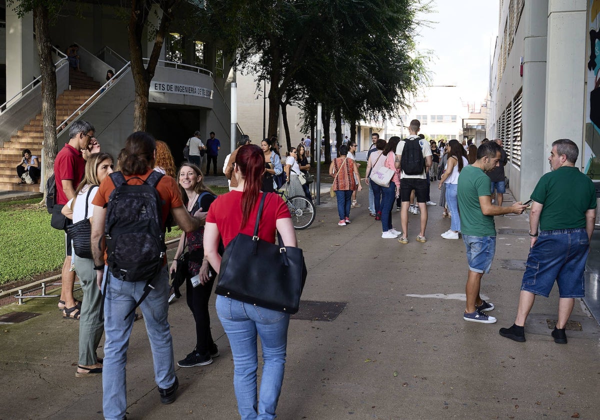 Aspirantes antes de entrar a la primera prueba, en el campus de Vera de la UPV.