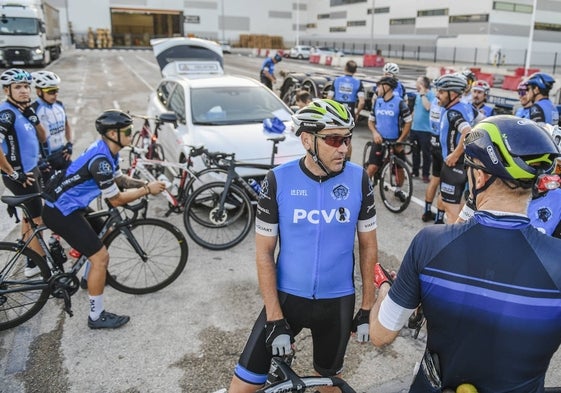 Miembros de la Peña Ciclista Vara de Quart, concentrados con crespones negros en el polígono industrial, antes de su salida de los sábados.