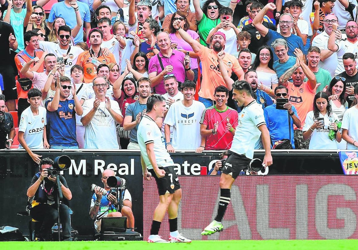 Hugo Duro celebra con Sergi Canós su primer gol frente al Atlético.