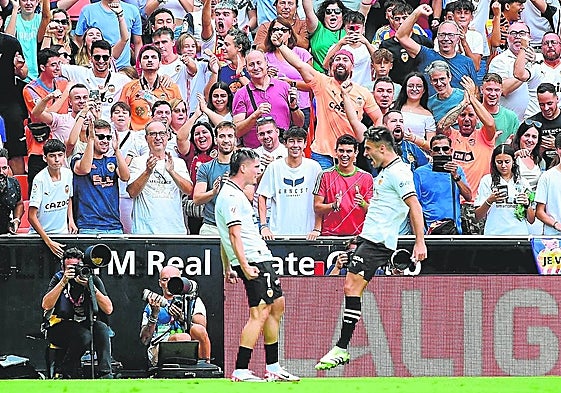 Hugo Duro celebra con Sergi Canós su primer gol frente al Atlético.