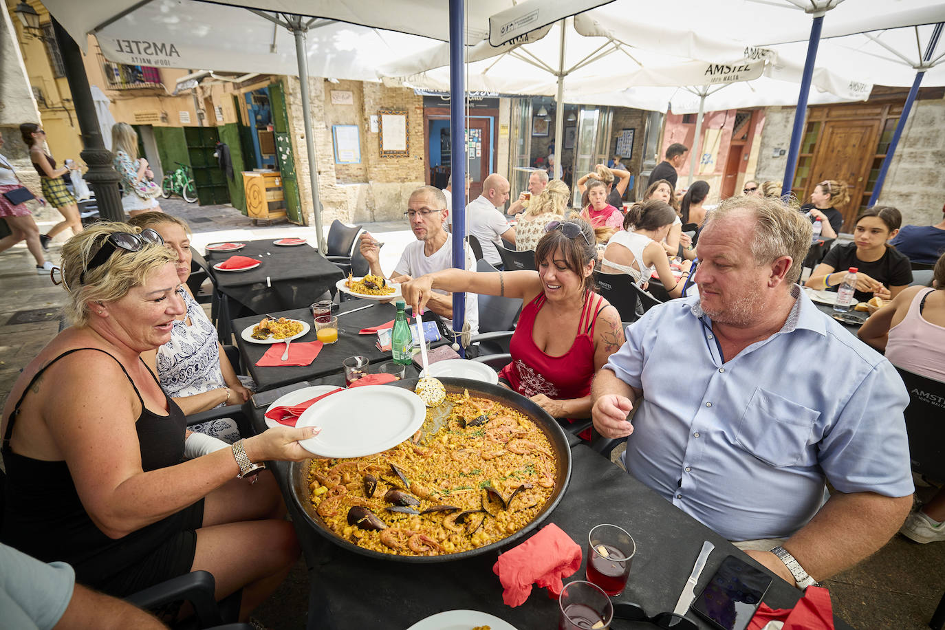 Turistas comiendo Paella en el restaurante El Rall.