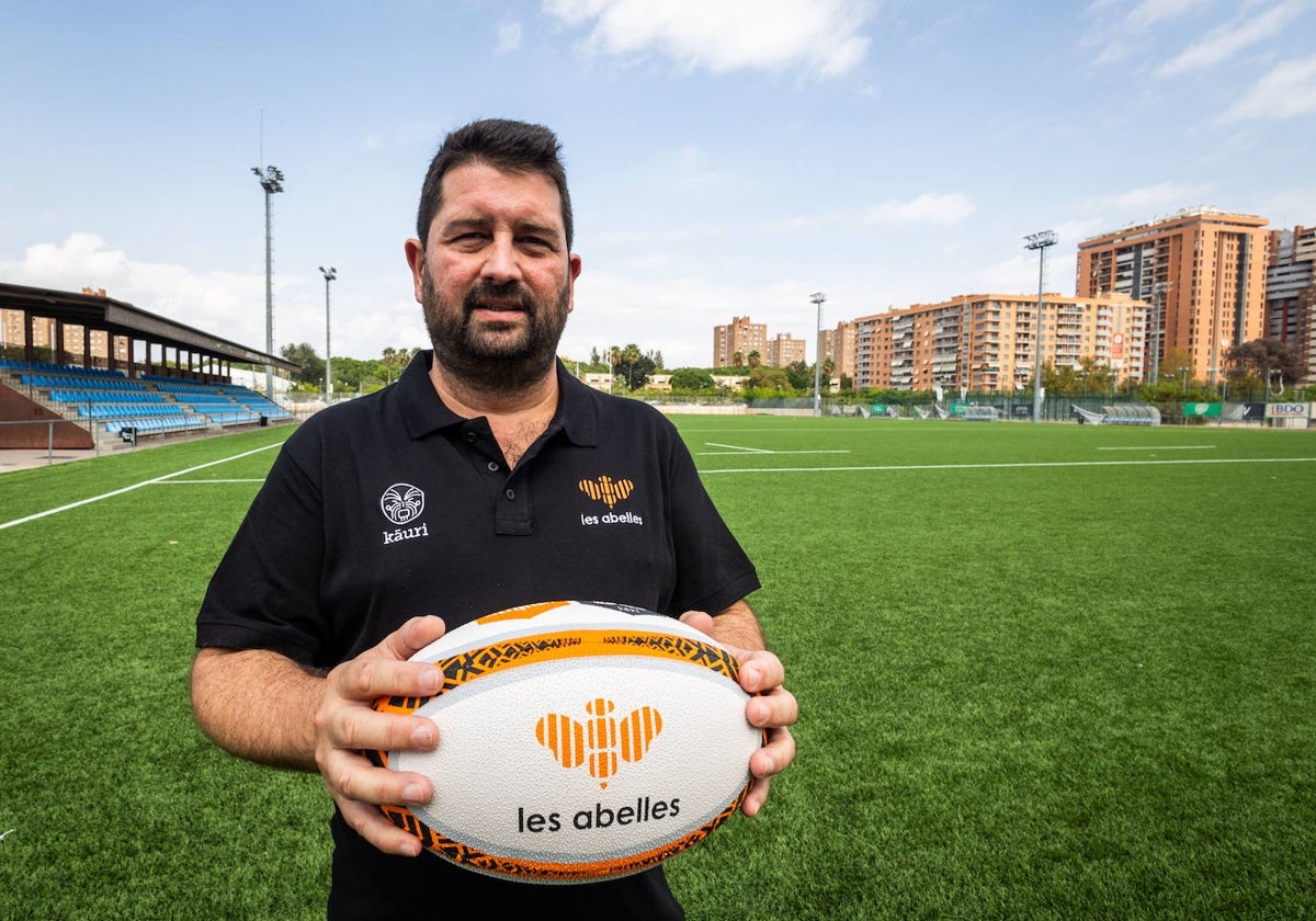 Natxo Costa posa en el campo de rugby de Les Abelles.