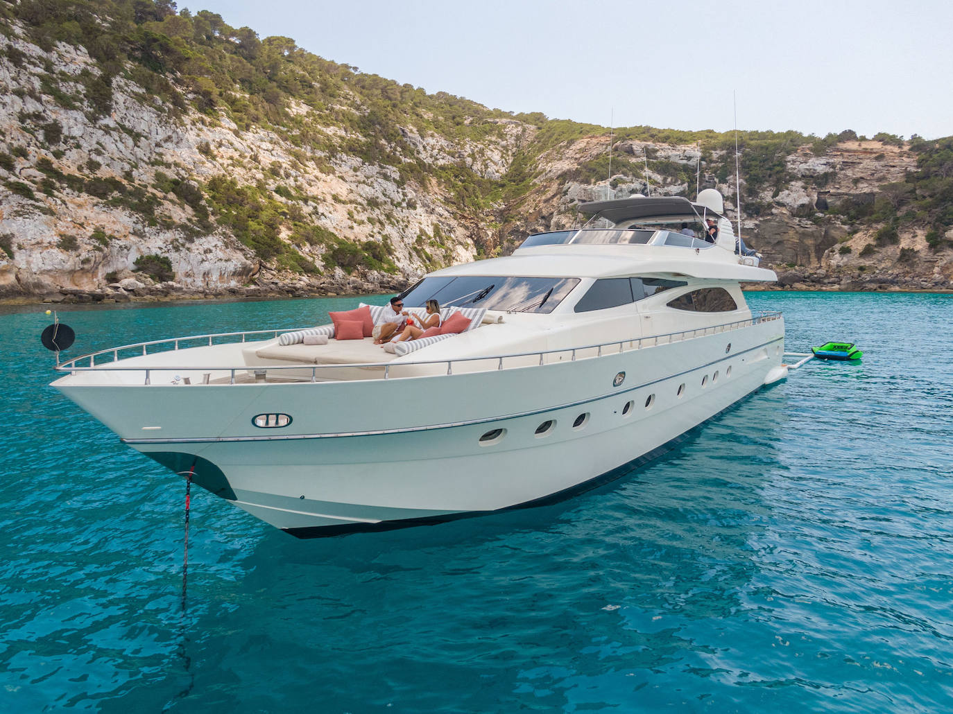 El yate cuenta con 26 metros de eslora y navega por las Islas Baleares.