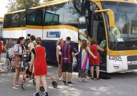 Personal del centro durante la salida de los alumnos, el pasado martes.