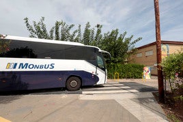 El autobús entrando al CEE Alberto Tortajada por primera vez desde el inicio del curso.