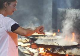 Shipra Khanna, la representante de la India que concursará este miércoles en el World Paella Day, cocina una paella valenciana en Las Bairetas.