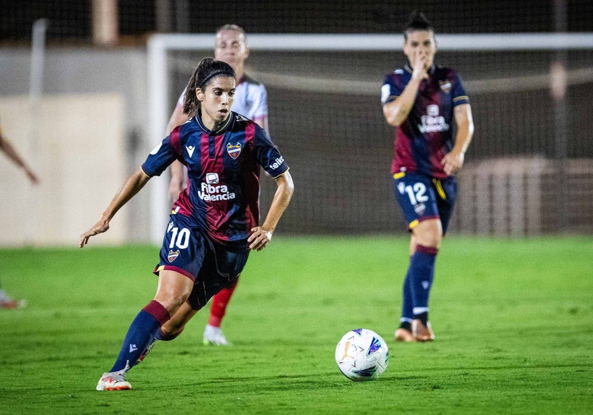 Alga Redondo conduce el balón durante el partido contra el Sevilla.