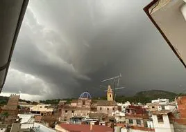 Llegada de una tormenta a Serra.