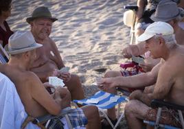 Mayores juegan en la playa, en una imagen de archivo.