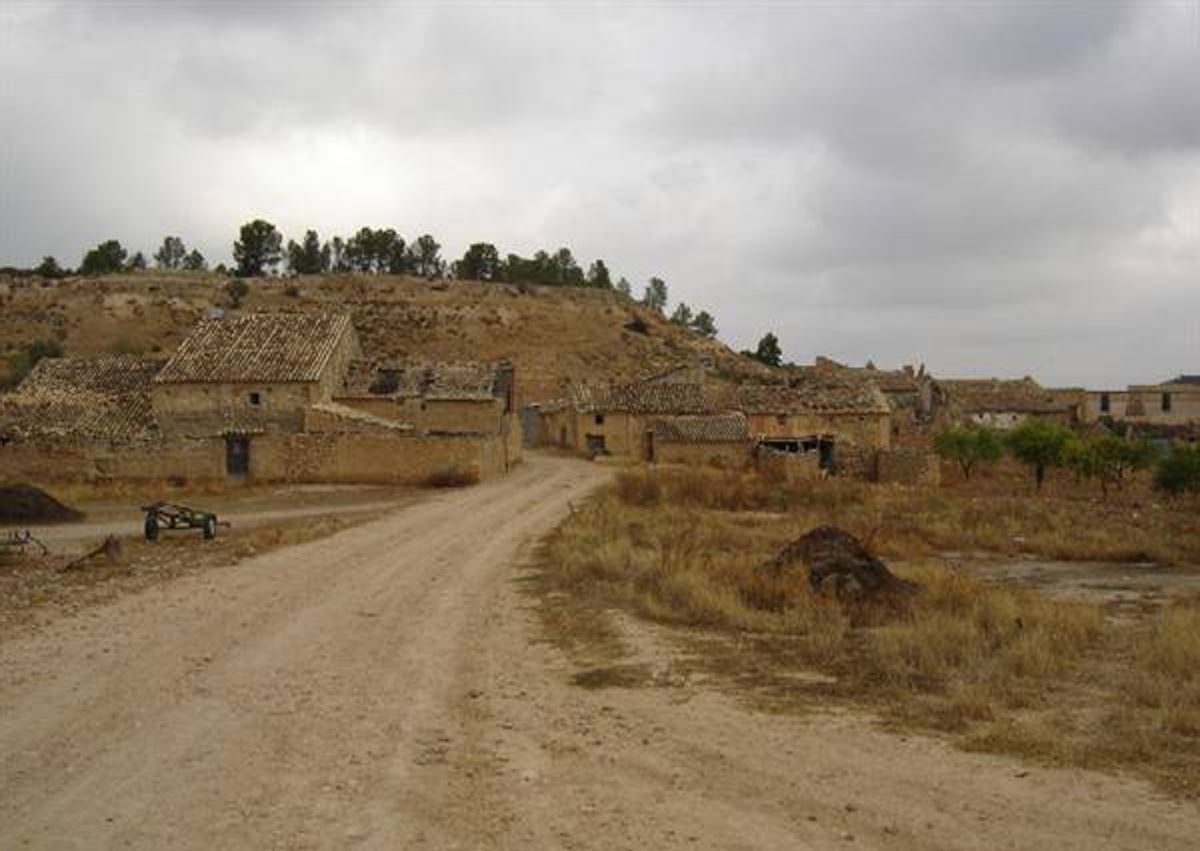 Imagen secundaria 1 - Diferentes vistas del recorrido, desde la vegetación hasta la zona de los sardineros.