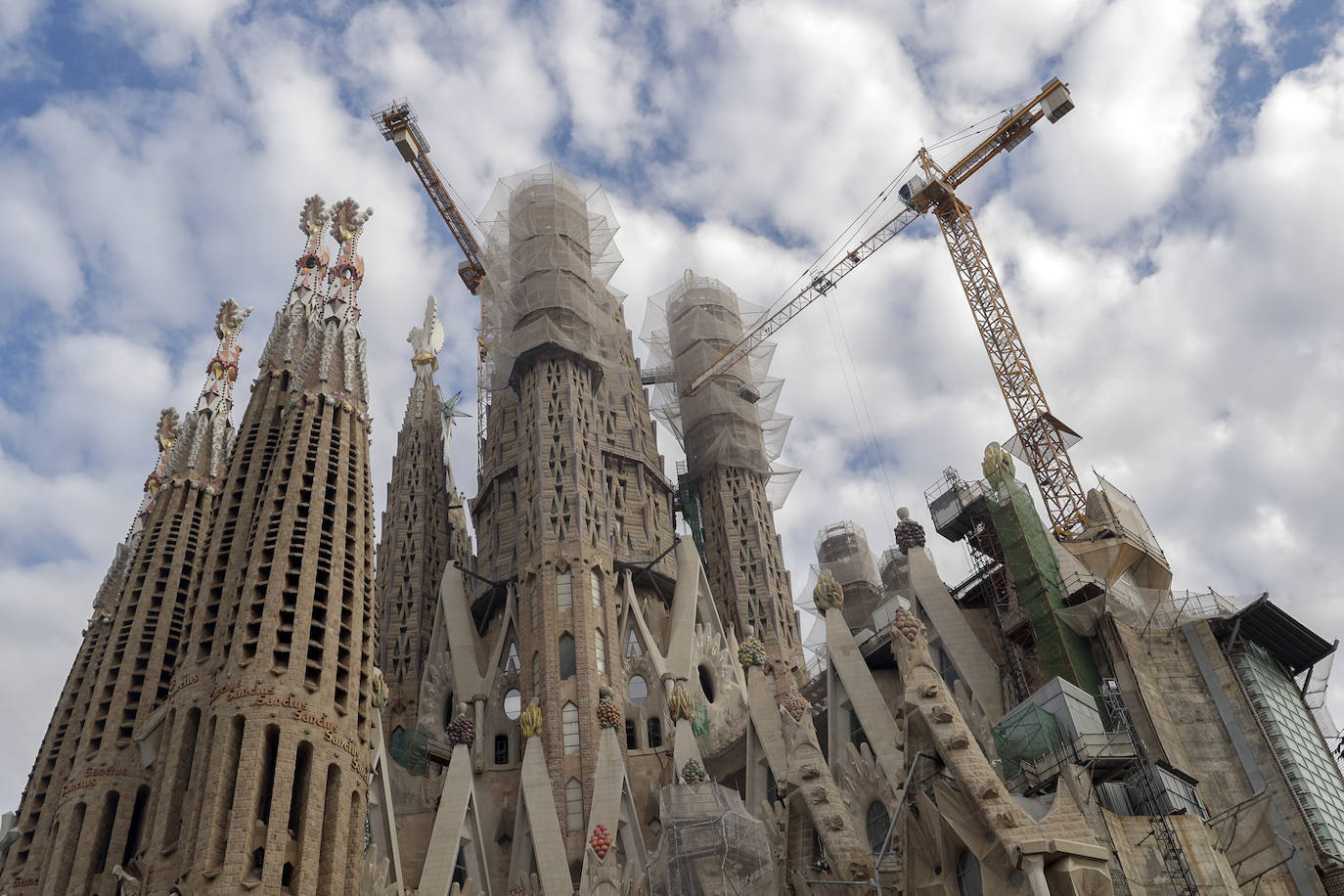 Así está la Sagrada Familia de Barcelona por fuera y por dentro