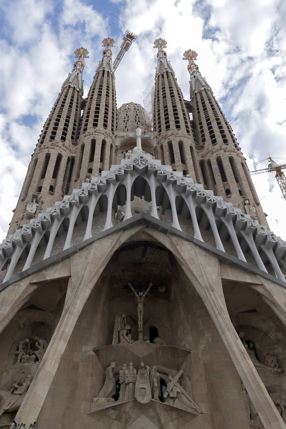 Así está la Sagrada Familia de Barcelona por fuera y por dentro