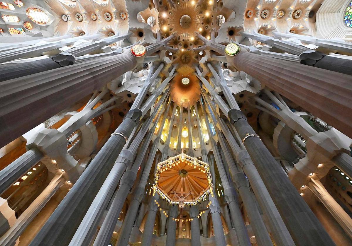 Así está la Sagrada Familia de Barcelona por fuera y por dentro