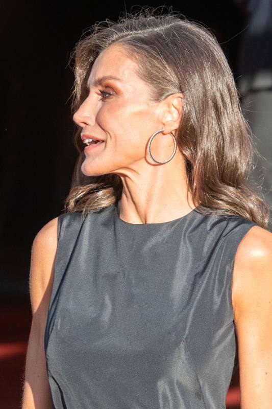 El Favorecedor Look Negro De La Reina Letizia Para La Inauguración De ...