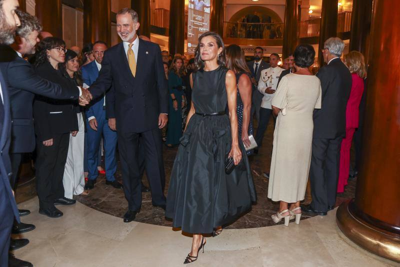 El favorecedor look negro de la reina Letizia para la inauguración de la temporada en el Teatro Real