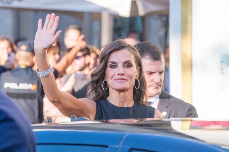 El Favorecedor Look Negro De La Reina Letizia Para La Inauguración De ...