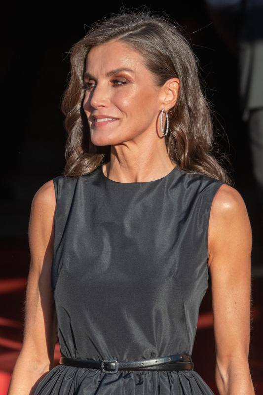 El favorecedor look negro de la reina Letizia para la inauguración de la temporada en el Teatro Real