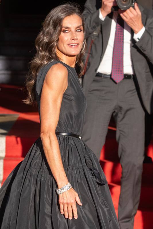 El favorecedor look negro de la reina Letizia para la inauguración de la temporada en el Teatro Real