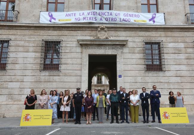 Minuto de silencio en la Delegación de Gobierno.