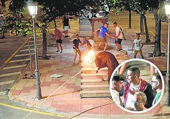 Un bou embolat, el sábado por la noche en Carpesa. Carlos Fernández Bielsa estaba presente.