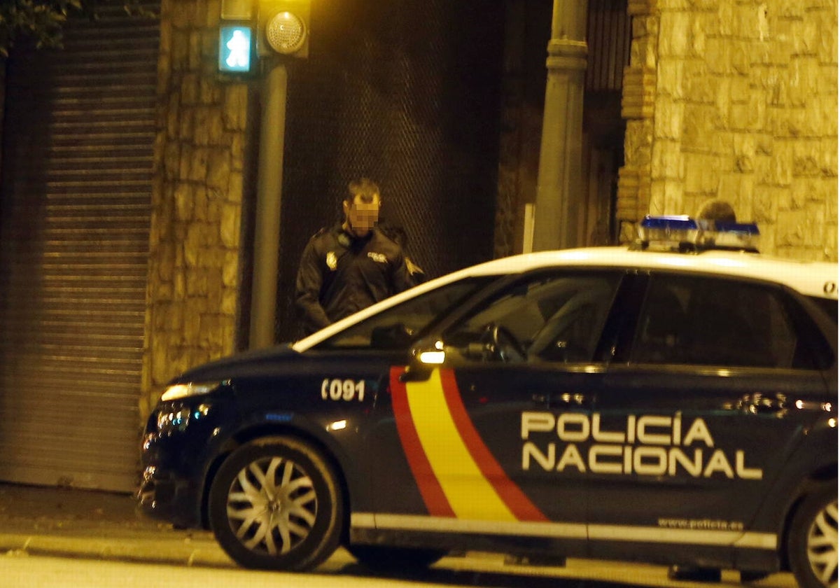 Agentes de la Policía Nacional patrullan Valencia.