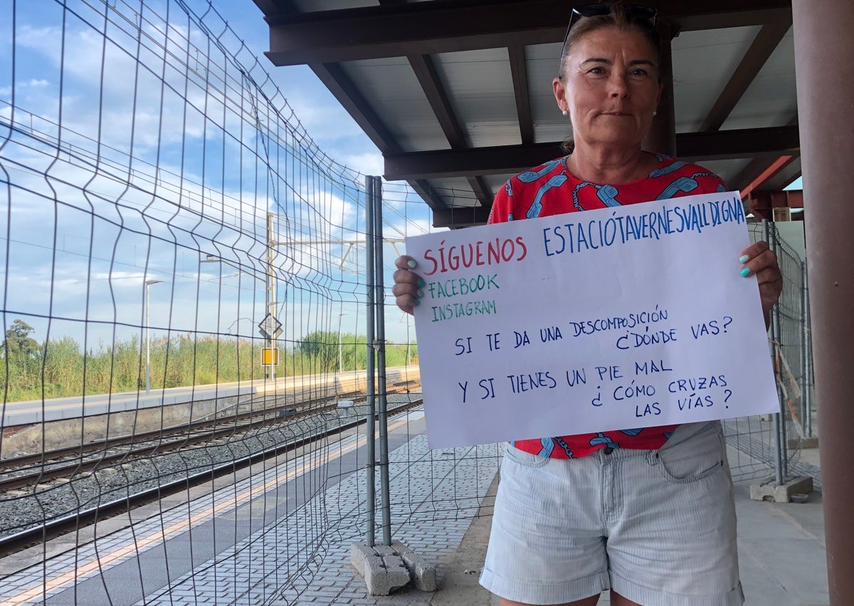 Imagen secundaria 1 - Vista general de la estación y el aparcamiento clausurado; María Jesús Ferrer en la estación con un cartel del protesta y andenes reducidos por la presencia de las vallas. 