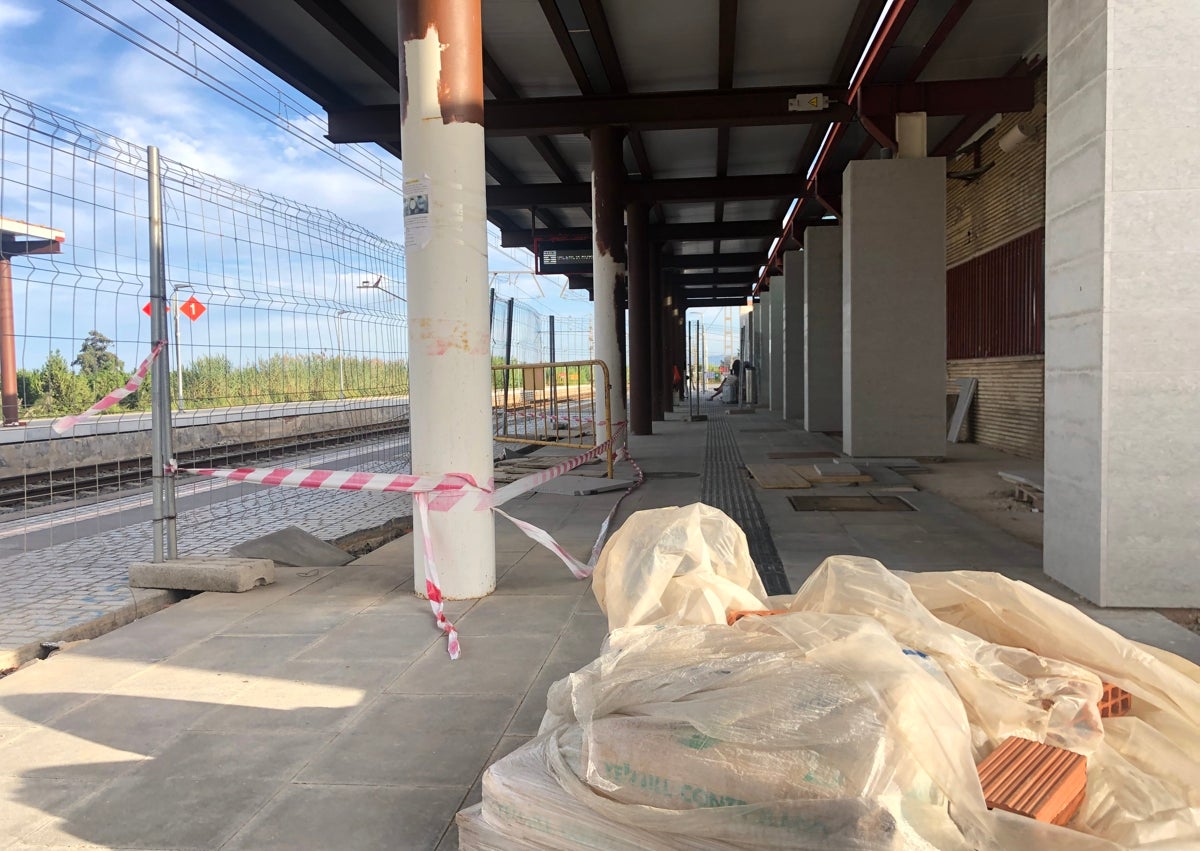 Imagen secundaria 1 - Agua acumulada en los espacios donde se iban a construir los pasos subterráneos, otros daños en la construcción y vallas de todo tipo para impedir el acceso.