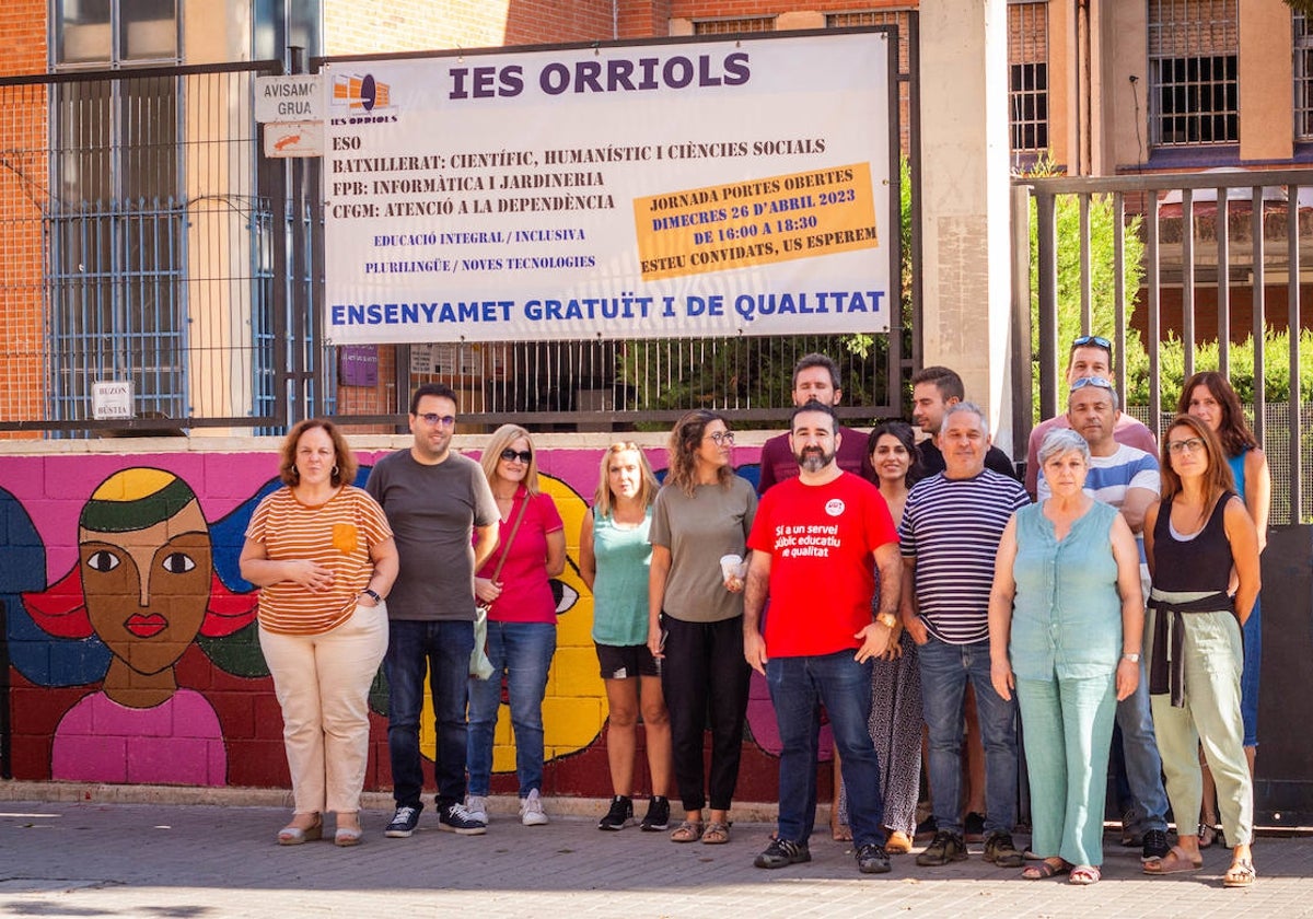 Profesores del IES de Orriols en la protesta.