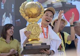 El ganador del World Paella Day, el japonés Kohei Hatashita, recoge la copa.