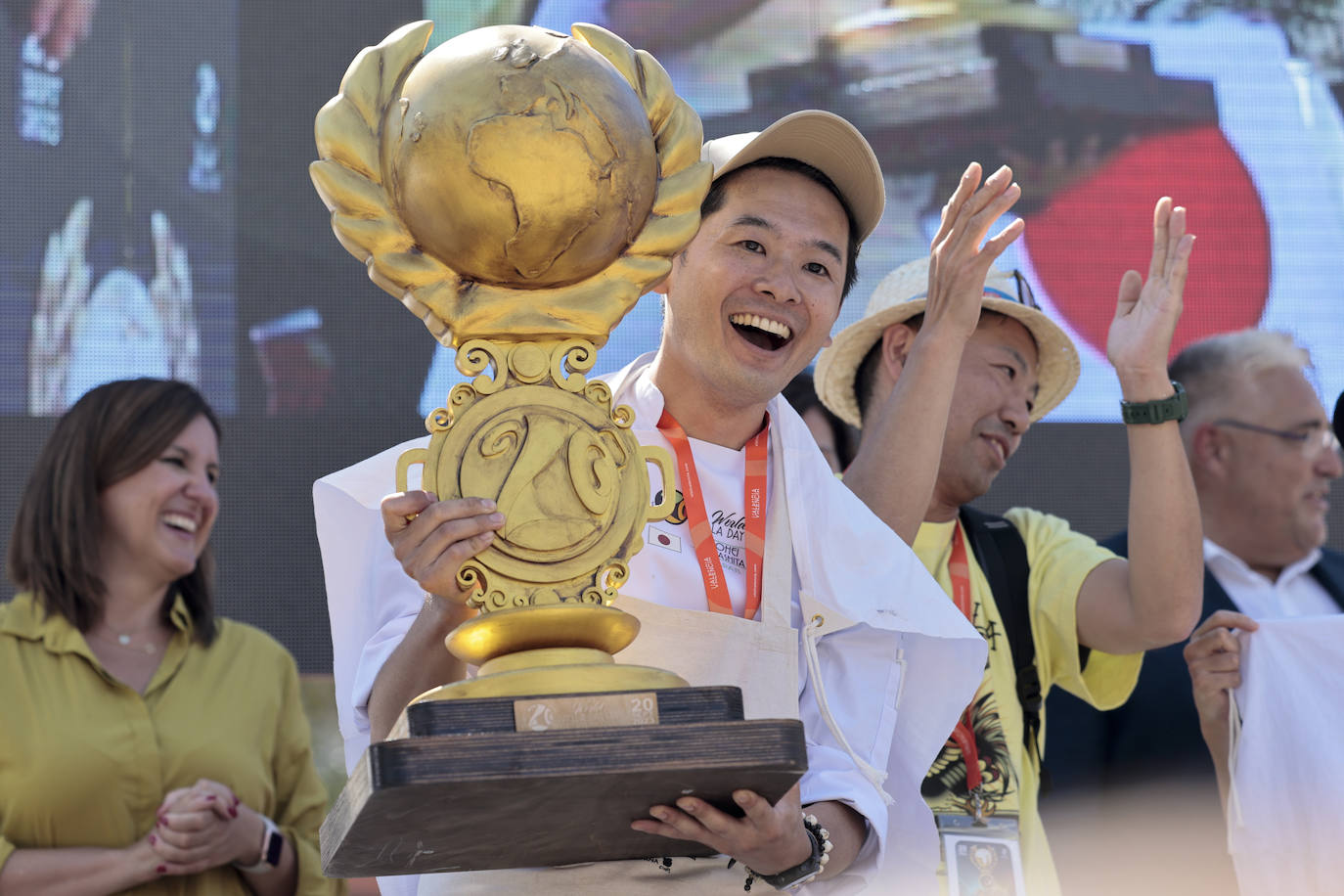 El ganador del World Paella Day, el japonés Kohei Hatashita, recoge la copa.