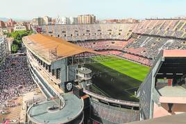 Imagen de Mestalla con la afición en el exterior.