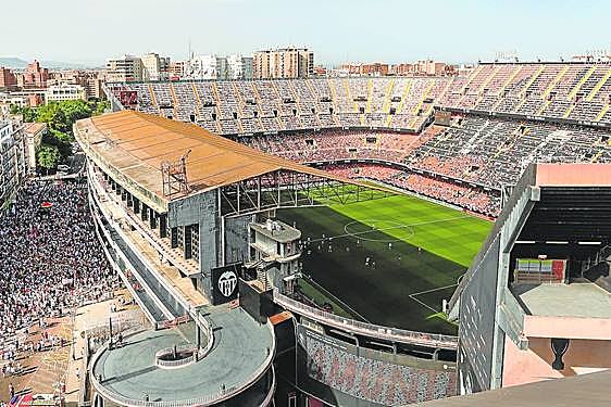 Imagen de Mestalla con la afición en el exterior.