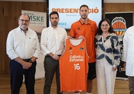 Jovic, durante su presentación como jugador del Valencia Basket.